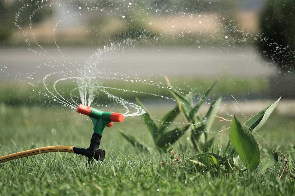 Questa immagine ha l'attributo alt vuoto; il nome del file è sprinker-grass-irrigation-watering-1024x683.jpg